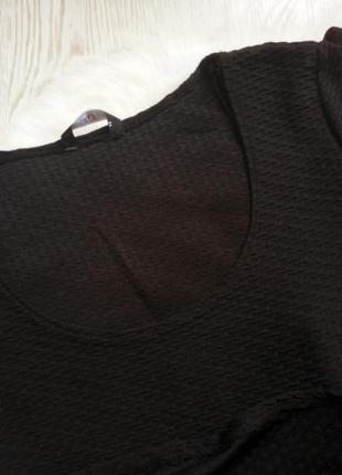 Черная фактурная блуза футболка с баской воланом снизу стрейч вырезом декольте батал большого размер7 фото