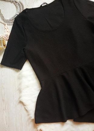 Черная фактурная блуза футболка с баской воланом снизу стрейч вырезом декольте батал большого размер5 фото
