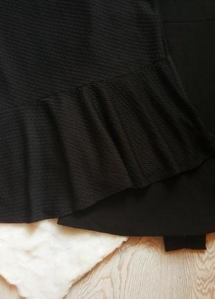 Черная фактурная блуза футболка с баской воланом снизу стрейч вырезом декольте батал большого размер8 фото