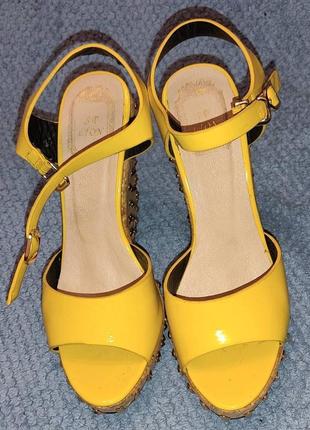 Желтые кожаные босоножки с шипами3 фото