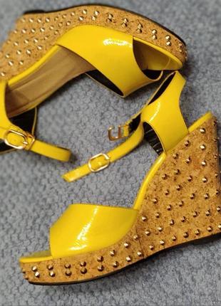 Желтые кожаные босоножки с шипами4 фото