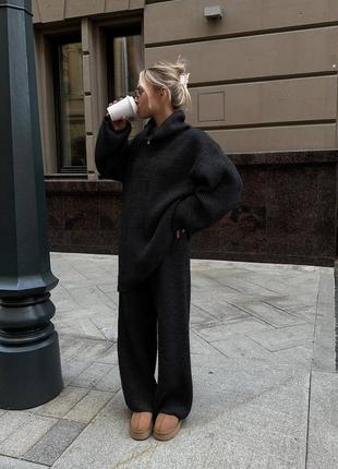 Теплий в'язаний костюм в рубчик