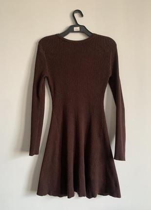 Шоколадное вязаное в рубчик трикотажное платье мини в стиле hm zara