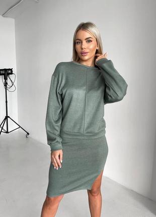 Жіночий теплий костюм зі спідницею міді