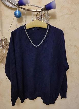 Красивый мужской шерстяной пуловер