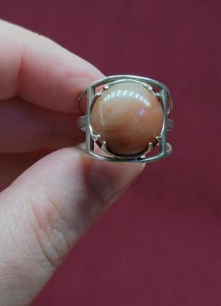 Розовый персиковий серебряный перстень с натуральным камнем