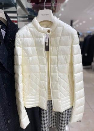 Курточка молочного цвета, демисезонная, пух. бренд итальялия trussardi. 42р s3 фото