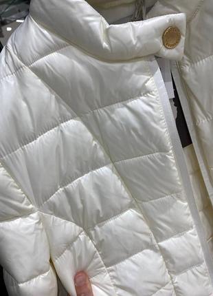 Курточка молочного цвета, демисезонная, пух. бренд итальялия trussardi. 42р s5 фото