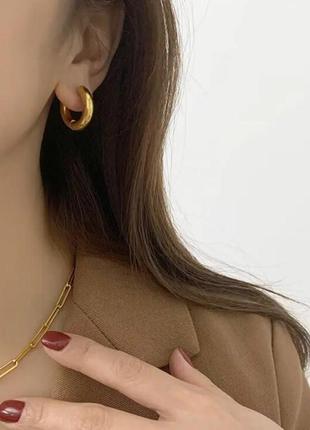 Трендові сережки-конго з перлами золотистого кольору5 фото