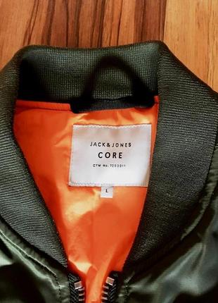 Бомбер "jack & jones core" зеленого захисного кольору на оранжевій підкладці2 фото