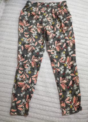 Легкие летние брюки с красивым рисунком сзади на резинке с двумя карманами р.8/10 h&m