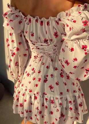 Біла міні сукня в квітковий принт з воланами та шнурівкою на спині s m ⚜️ преміальне міні плаття10 фото