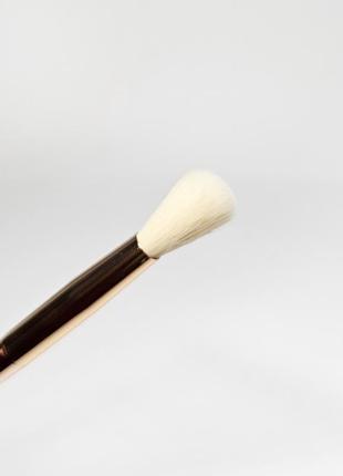 Кисть для растушевки теней iconic london tapered blending brush кисточка4 фото