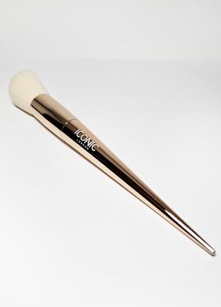 Скошенная кисть для нанесения румян и скульптора iconic london angled powder brush кисточка5 фото