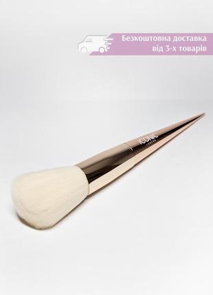 Скошенная кисть для нанесения румян и скульптора iconic london angled powder brush кисточка1 фото