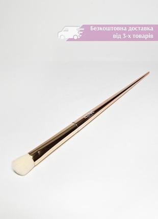 Скошений пензлик для нанесення та розтушовування тіней iconic london medium angled shader brush