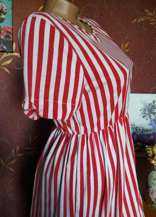 Коротка сукня у червону смужку від prettylittlething7 фото