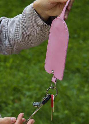 Ключниця з рухомим тримачем ключів на кнопці рожева з перфорацією.5 фото