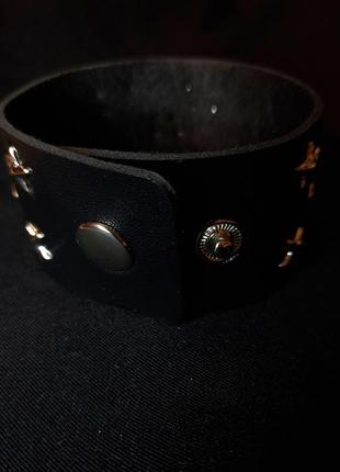 Кожаный браслет с металлическими звездочками2 фото