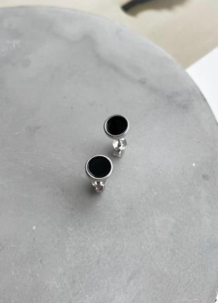 Серебряные серьги гвоздики круглые чёрная эмаль5 фото