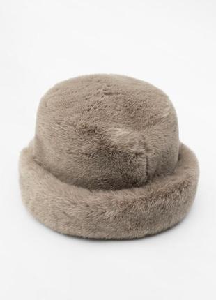 Женская меховая шапка zara
