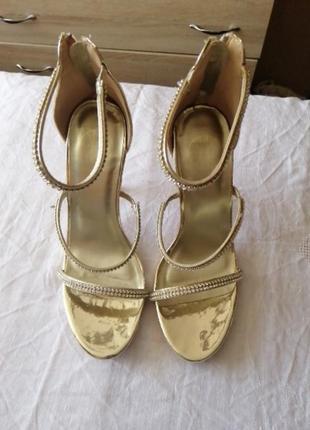 Продам босоніжки 38р