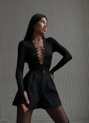 Женское облегающее боди с вырезом черное с шнуровкой весеннее осеннее3 фото