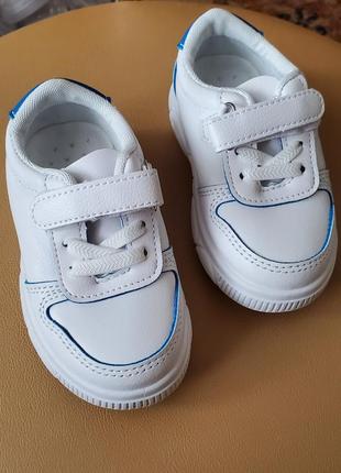 Отличные белые кроссовки для детишек2 фото
