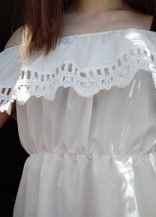 Кружевне літнє плаття. ідеальна тканина для тіла