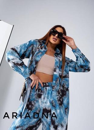 Костюм:брюки и рубашка свободного кроя.