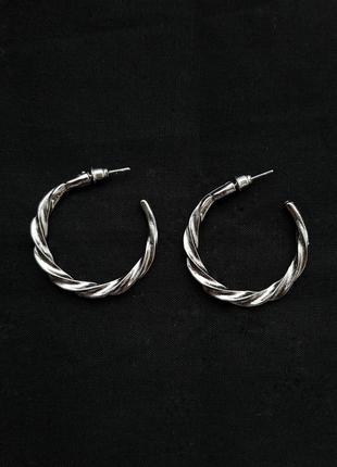 Рельєфні сережки кільця срібного кольору. трендові об'ємні сережки кільця!5 фото