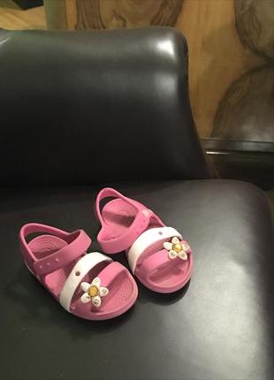 Босоніжки crocs на дівчинку брендові сандалі нові рожеві