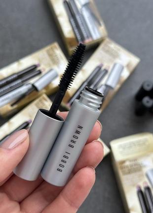 Объемная тушь для ресниц насыщенного черного цвета bobbi brown smokey eye mascara.