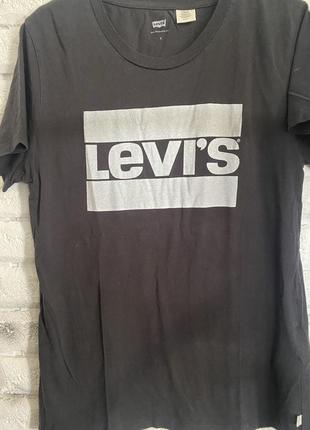 Черная футболка levis
