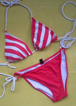 Красивый яркий купальник