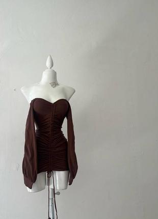 Приталена модель зі щільної тканини