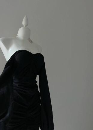 Приталена модель зі щільної тканини