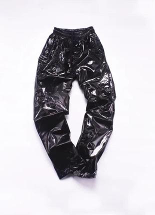Трендовые блестящие металлические брюки