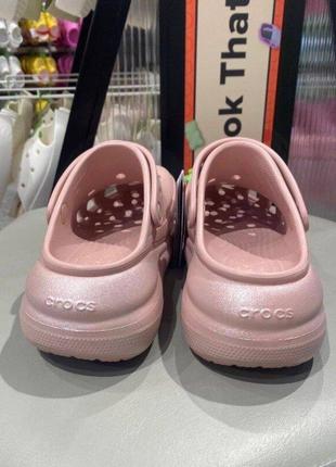 Крокс класссек краш клог пудра-розовые crocs crush shimmer clog pink clay2 фото