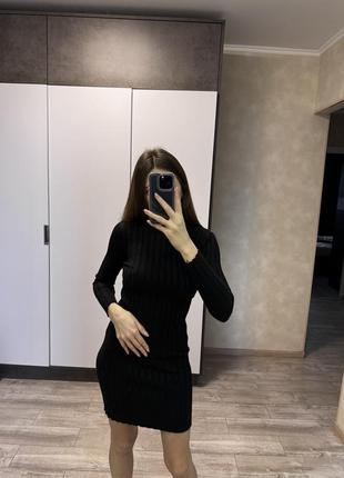 Чорна сукня в рубчик