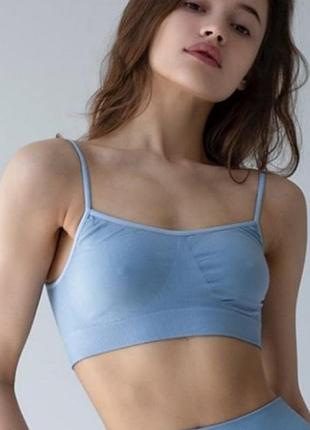 Топ на тонких бретелях блакитний безшовний з якісної мікрофібри