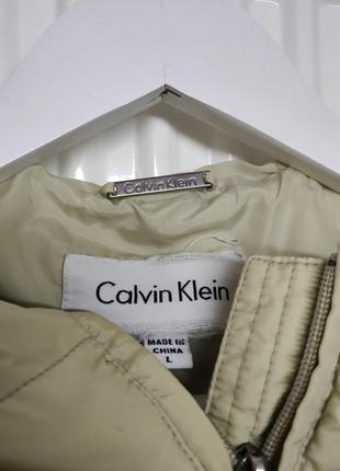 Бежевая курточка пуховик calvin klein l7 фото