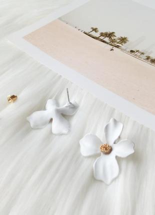 Очень красивые серьги цветы в белом цвете.2 фото
