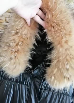 Теплая зимняя куртка с пышным крупным натуральным на капюшоне3 фото