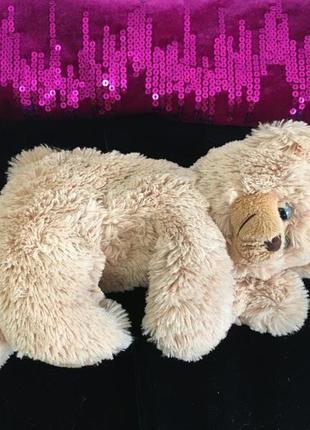 Игрушка мишка засыпает в кроватку