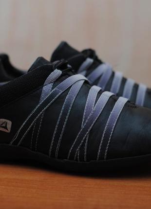 Чорні шкіряні кросівки з фіолетовими смужками clarks, 38 розмір. оригінал