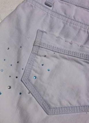 Белые, джинсовые шорты со стразами.6 фото