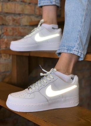 Крутые женские кроссовки nike air force 1 белые рефлективные