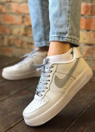 Круті жіночі кросівки nike air force 1 білі рефлективні4 фото