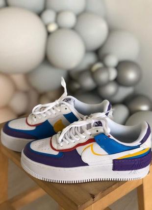 Класні жіночі кросівки nike air force 1 swoosh білі кольорові